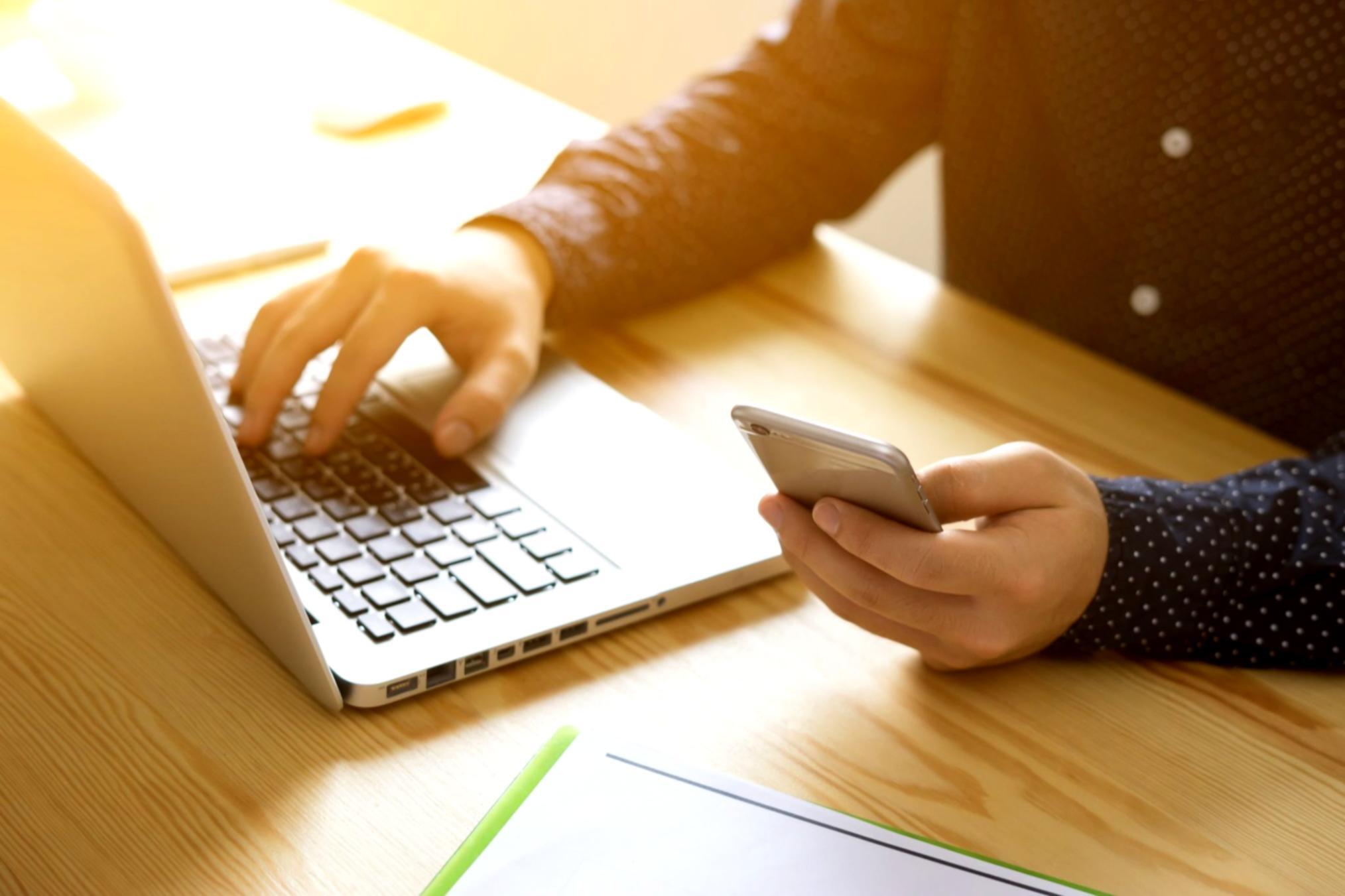 Participants analysant des données SEO lors d'un atelier Dralivorenta